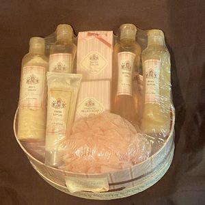 Unisex Fig Apricot Body & Bath Kit and Reusable Hatbox